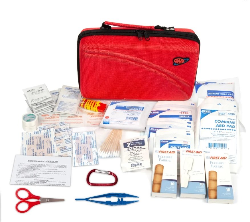 Todo lo que trae el kit de Primeros auxilios para autos Lifeline AAA Tune Up de 121 piezas